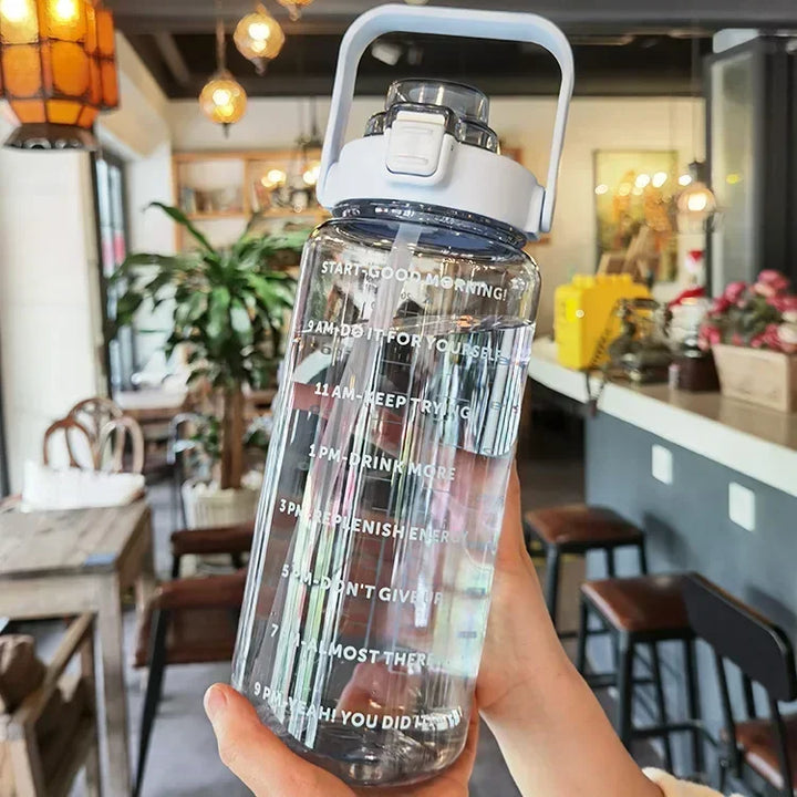 Robuste 2L Wasserflasche mit Strohhalm, Zeitmarkierung & Griff, perfekt für Gym & Outdoor Fitness.