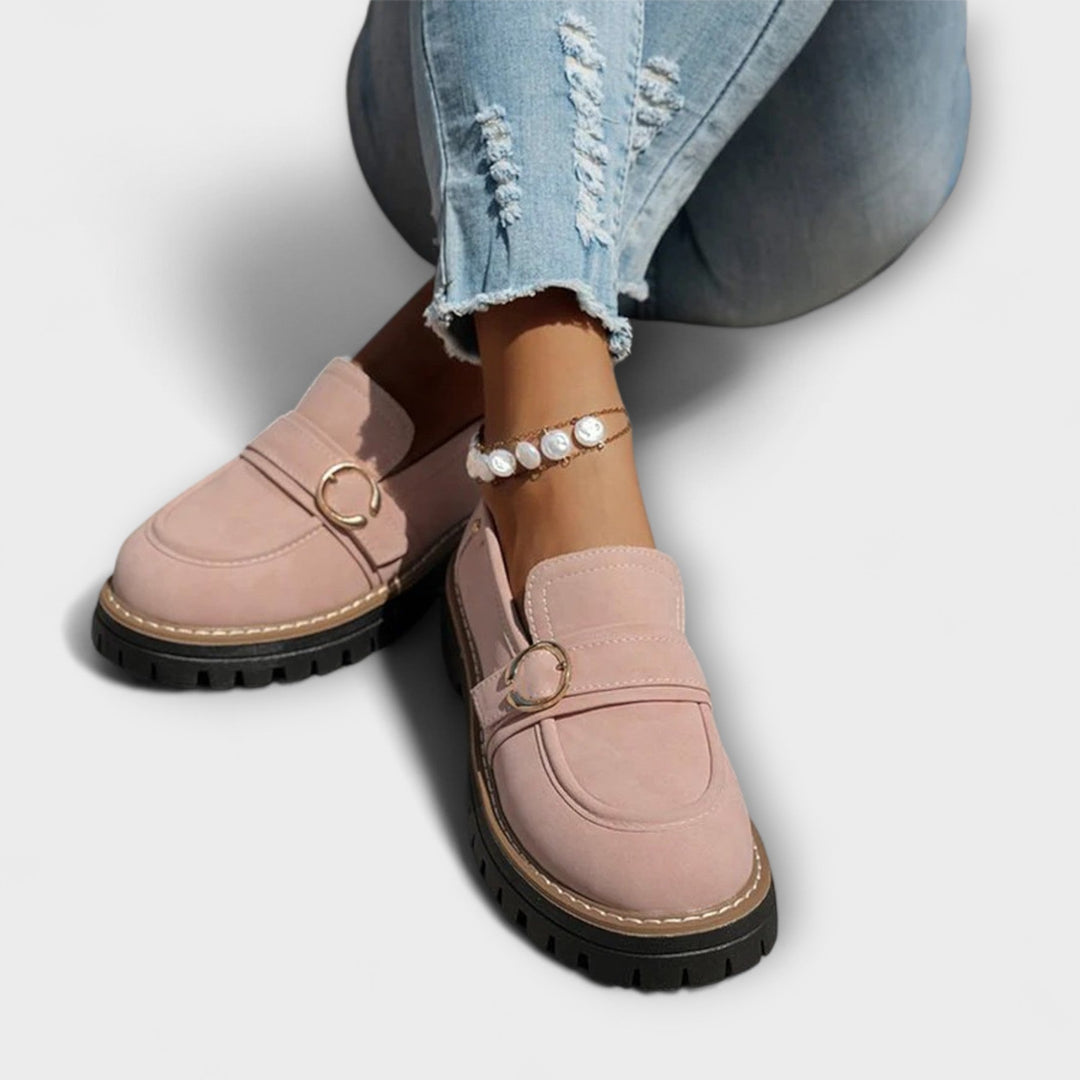 Damen Slipper am Fuß: bequem, elegant & modisch. Perfekte Freizeitschuhe für sommerliche Tage.