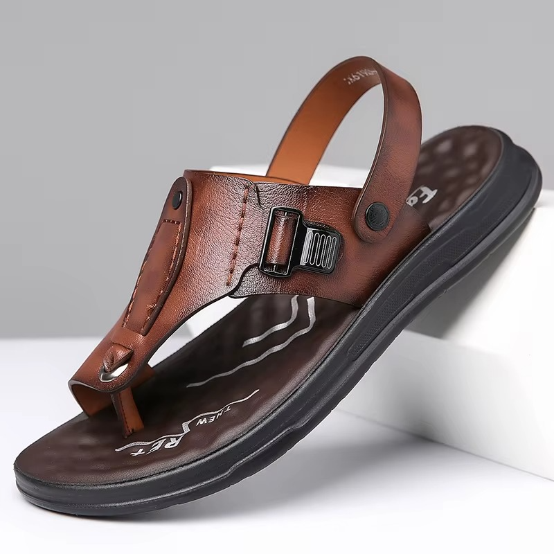 Detaillierte Ansicht der Herren-Casual-Sandale mit verstellbaren Klettverschluss-Riemen für individuelle Passform.