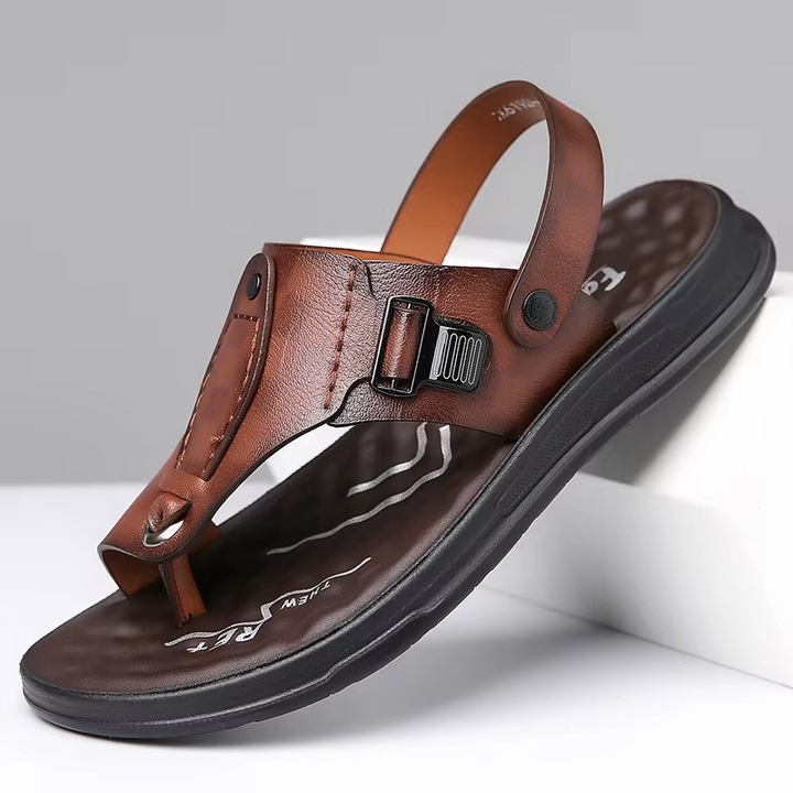 Detaillierte Ansicht der Herren-Casual-Sandale mit verstellbaren Klettverschluss-Riemen für individuelle Passform.