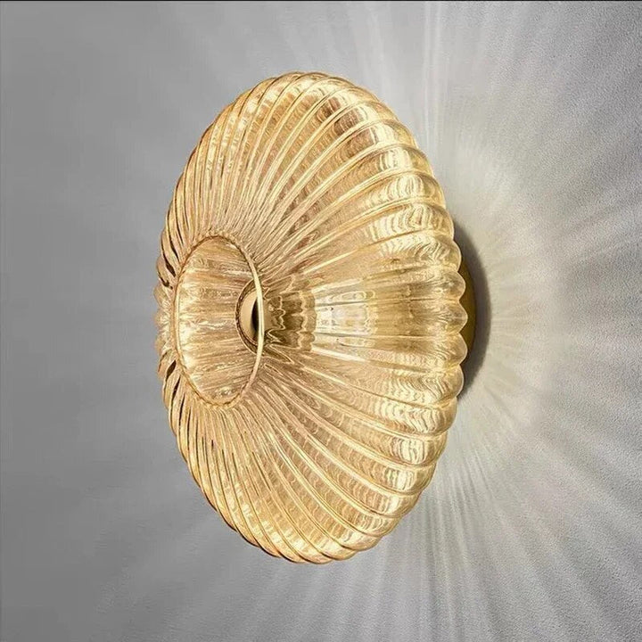 Elegante Glaslampe erzeugt sanftes, gewelltes LED-Ambiente-Licht, ideal für moderne Inneneinrichtung und Flur.