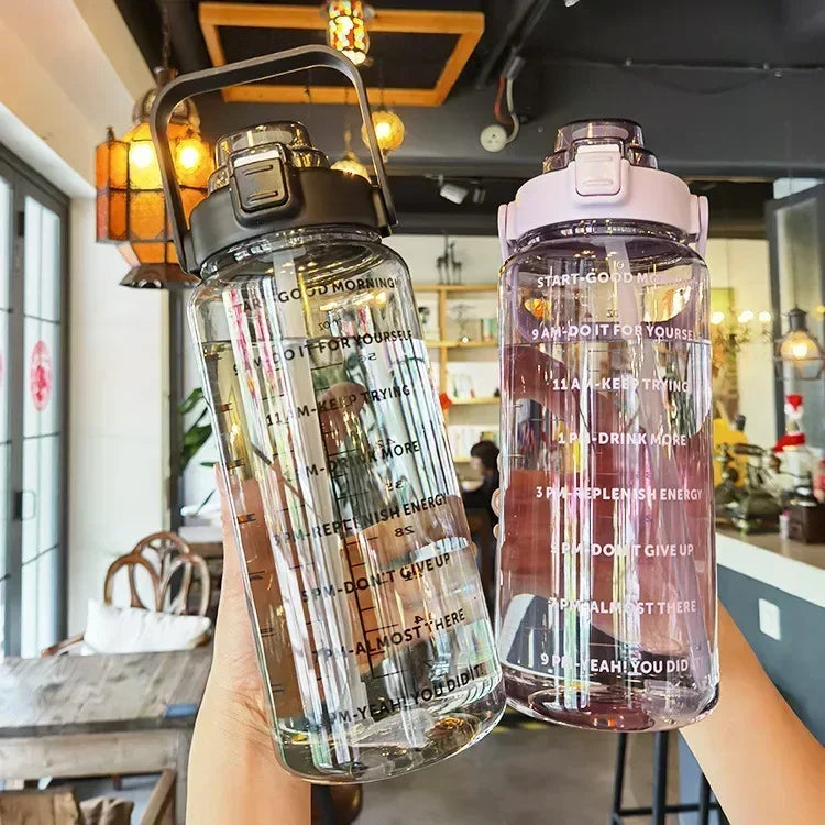 Große 2L Sport-Wasserflasche mit Strohhalm & Zeitmarkierung für einfache tägliche Hydration.