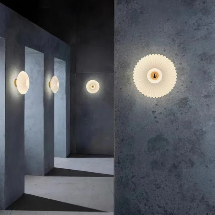 Stimmungsvolle Glas-Wandlampe für warmes, gewelltes LED-Licht, ideal als Schlafzimmer- oder Wohnzimmerlampe.