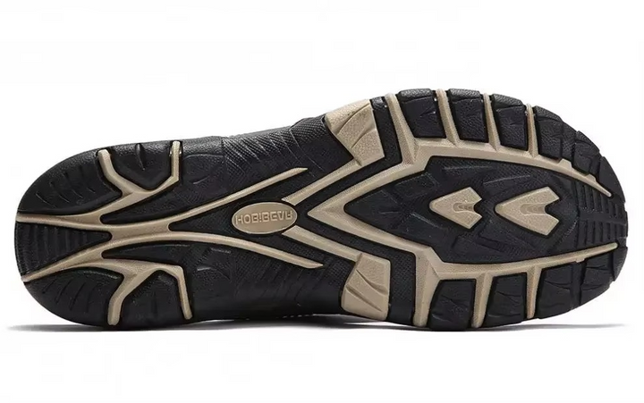 Seitenansicht: Robuste Außensohle der Herren Sandalen mit starkem Profil für sicheren Tritt.