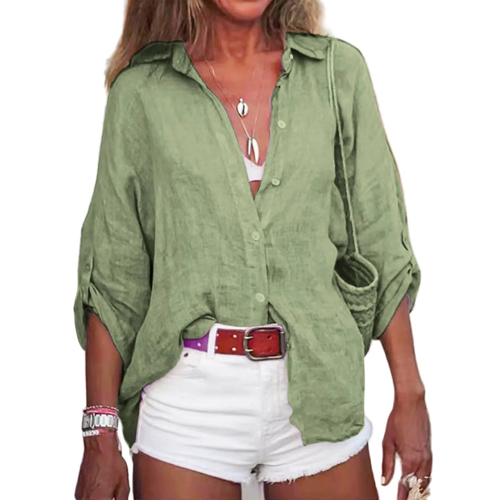 Stilvolle Sommerbluse für Damen. Die luftige, leichte Bluse ist ideal für warme Tage und einen entspannten Alltags-Look.