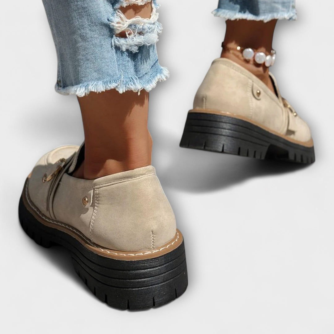 Beige Damen Slipper: elegante Freizeitschuhe, modisch & bequem für den Sommer. Mühelose Eleganz.