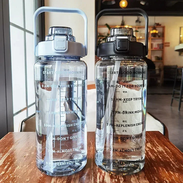 Große Kapazität: 2L Trinkflasche mit Strohhalm & Zeitmarkierung für lange Trainingseinheiten.