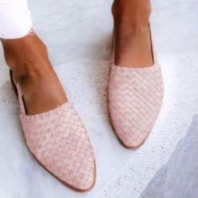 Seitliche Ansicht der eleganten Damen Slipper: flache Freizeitschuhe mit stilvollem Design und Komfort.
