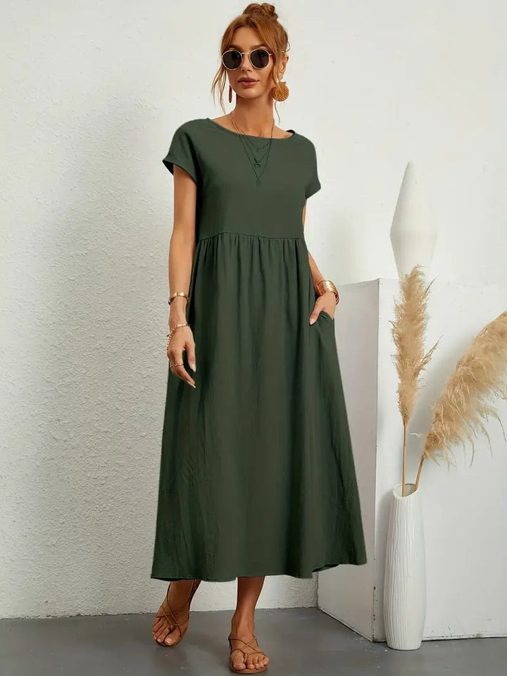 Modernes Damenkleid in Midi-Länge mit praktischen Taschen; stilvolles Frühlings-Outfit.
