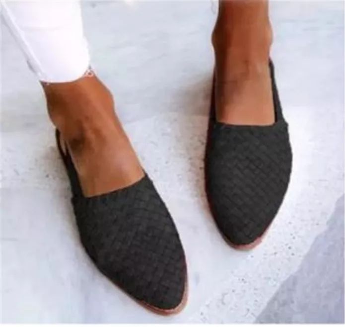 Damen Slipper am Fuß, demonstrieren Eleganz & Gehkomfort. Perfekte stilvolle Komfortschuhe für den Alltag.