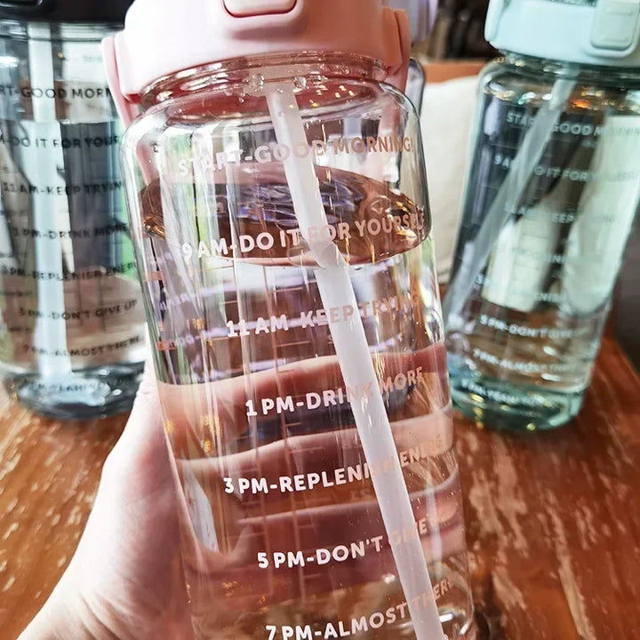 Praktische 2L Sportflasche mit Strohhalm, Zeitmarkierung, BPA-frei, für unterwegs & Büro.