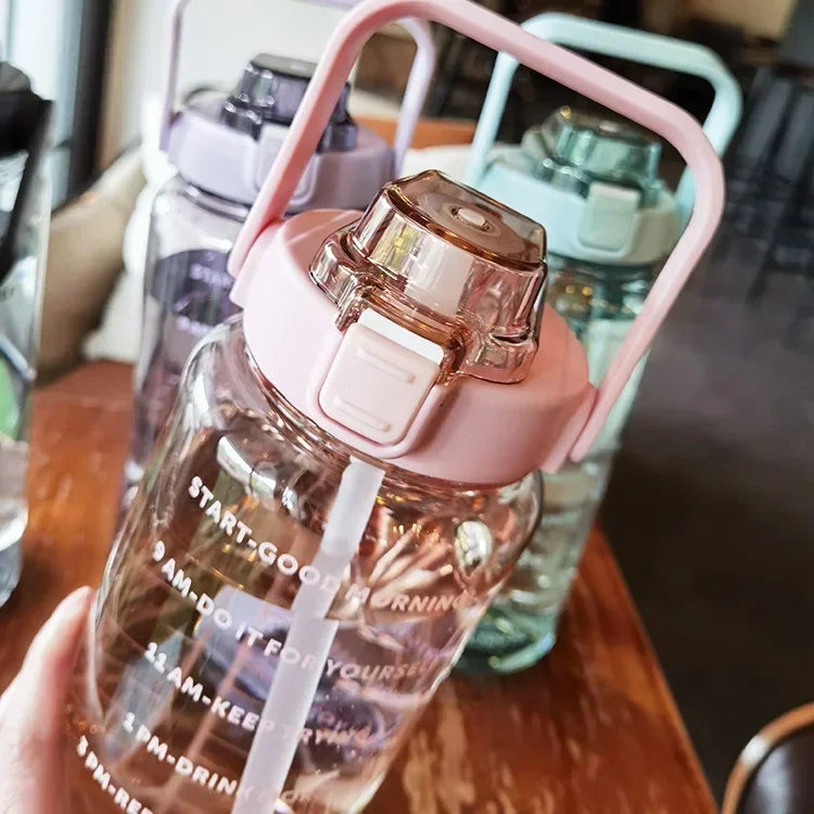 Auslaufsichere 2L Strohhalmflasche mit Zeitmarkierung, für sichere Hydration beim Sport.