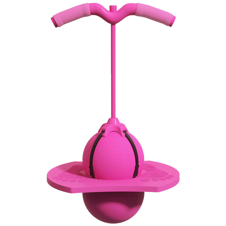 Kind springt fröhlich auf großem Spielball mit Griff – perfekt für Spaß & Bewegung.