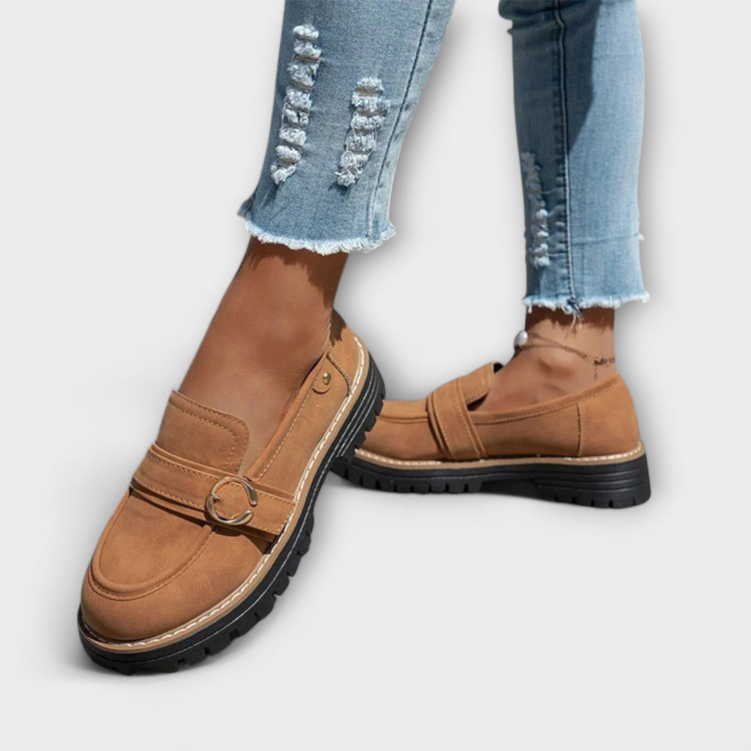 Schwarze Damen Slipper im Seitenprofil: elegante & bequeme Freizeitschuhe für Alltag & Sommer. Modisch.