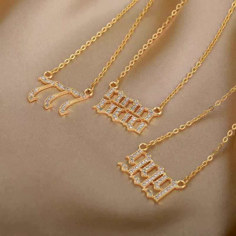 Rechteckiger Anhänger einer Damen-Halskette mit Zirkonia, symbolische Engelszahl, goldene Kette.