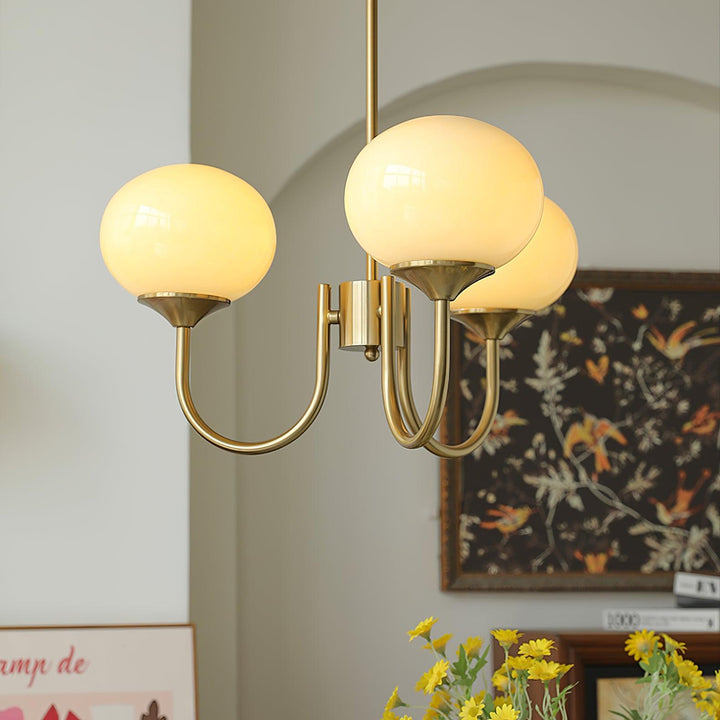Moderner Gold-Kronleuchter mit mattem Finish und Milchglas-Schirmen; stilvolle Schlafzimmerlampe.
