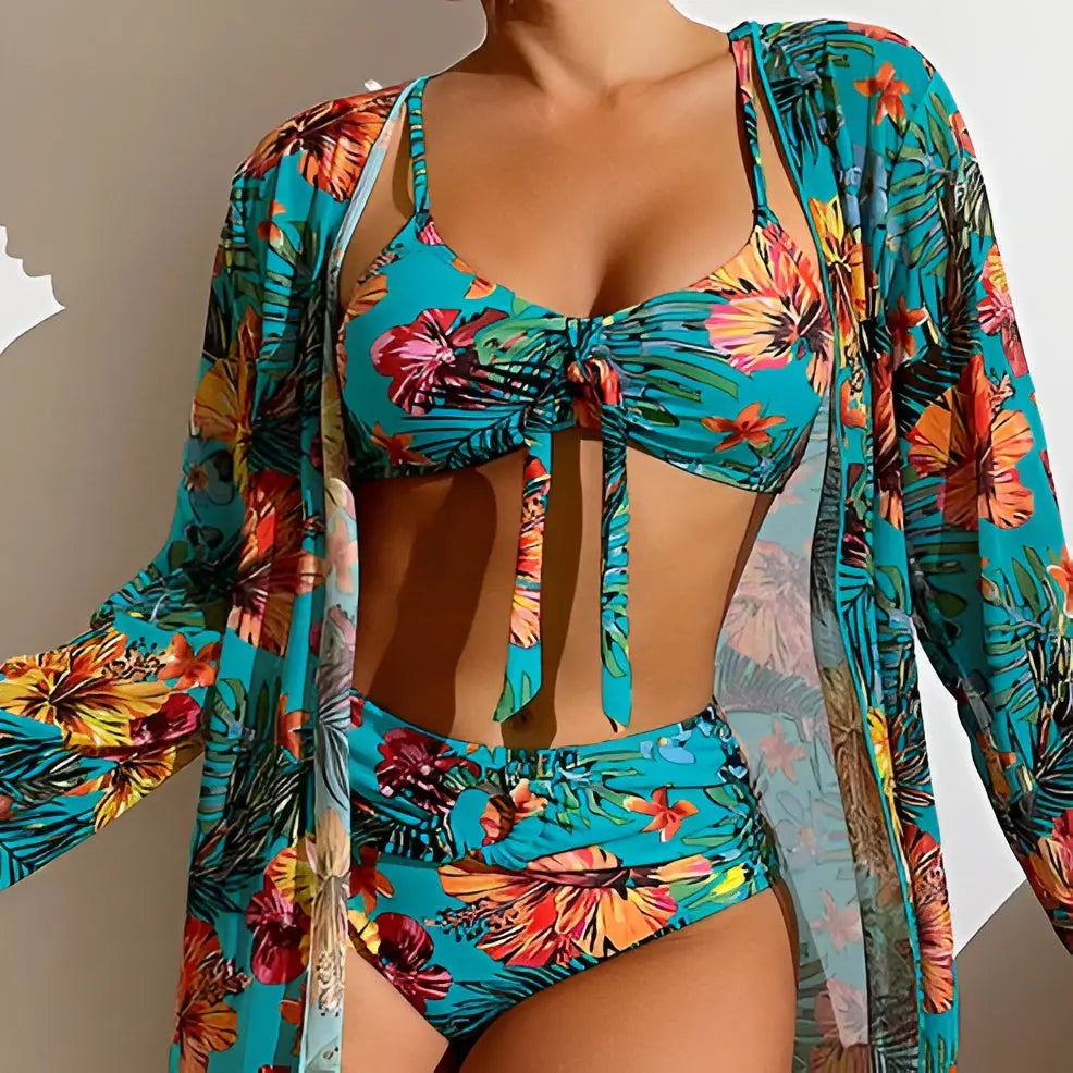 Damen Bademode: Dreiteiliges Bikini-Set mit High-Waist Schnitt und Überwurf. Ideal für Sommer und Urlaub.