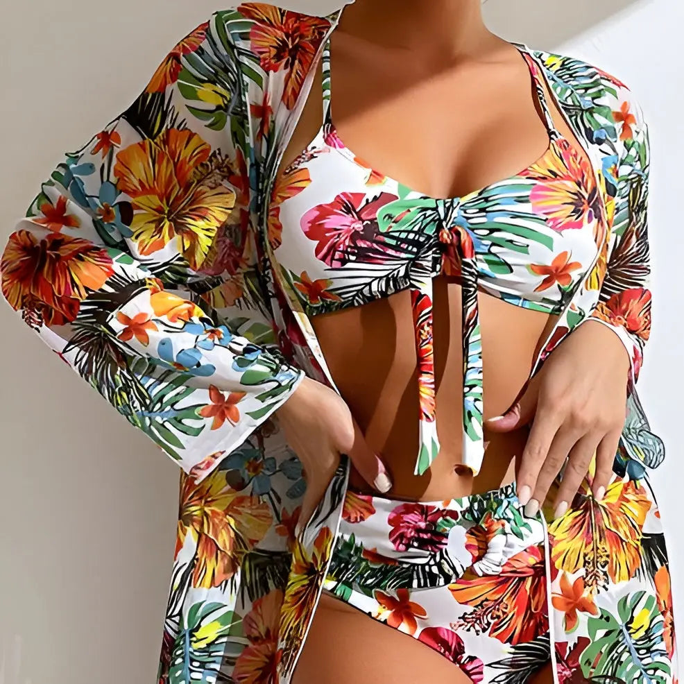 Stylisches dreiteiliges Damen Bikini-Set mit High-Waist Hose und leichtem Überwurf. Trendige Strandmode.