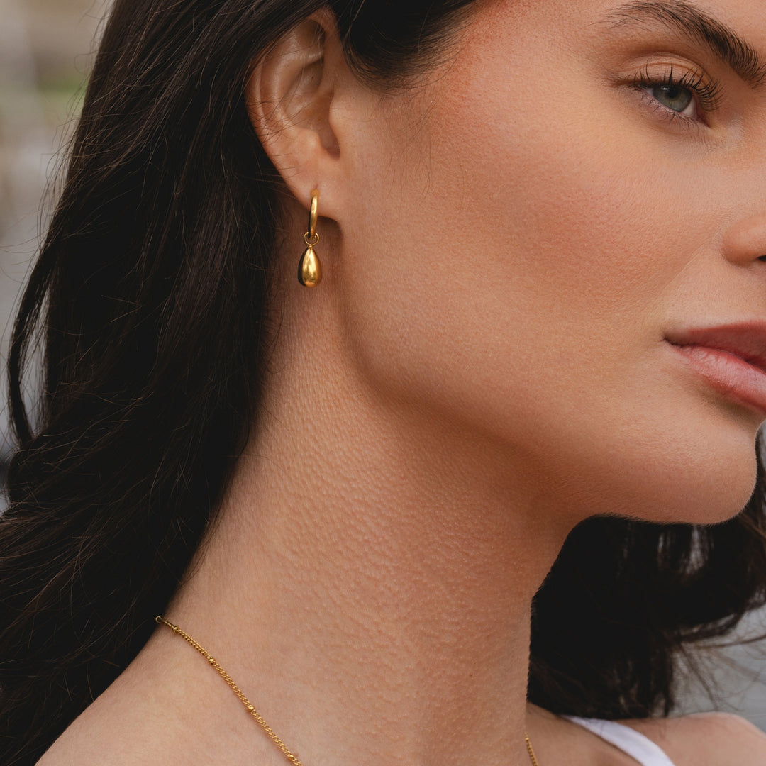 Set aus goldenen und silbernen Tropfen Creolen für Damen, wasserdicht, idealer Alltagsschmuck aus Edelstahl.