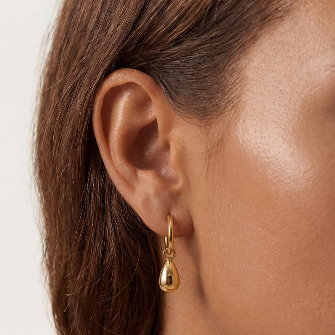 Detailansicht: Wasserdichte Damen Tropfen Creolen aus glänzendem Gold- & Silber-Edelstahl, hypoallergen.