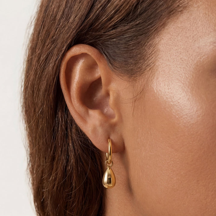 Detailansicht: Wasserdichte Damen Tropfen Creolen aus glänzendem Gold- & Silber-Edelstahl, hypoallergen.