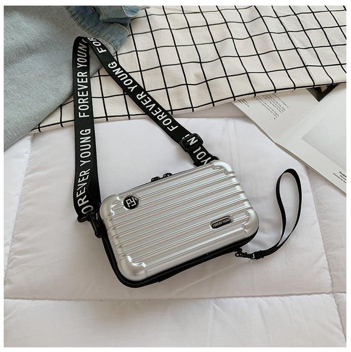Farbenfrohe Mini-Reisetasche für Damen, stilvolles Design und praktische Organisation.