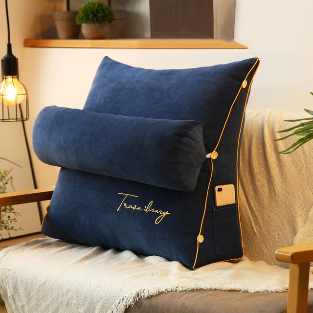 Komfortables dreieckiges Rückenkissen mit Memoryschaumfüllung, ideal für entspanntes Lesen im Bett.