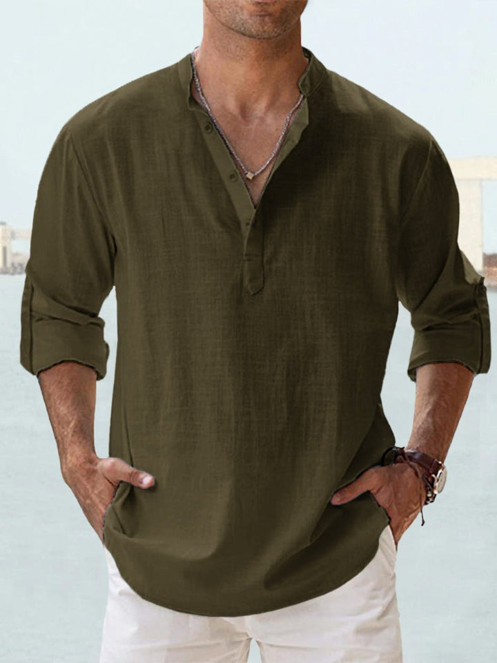 Praktisches Langarm-Henley-Shirt für Männer mit Stehkragen, geeignet für Freizeitaktivitäten.