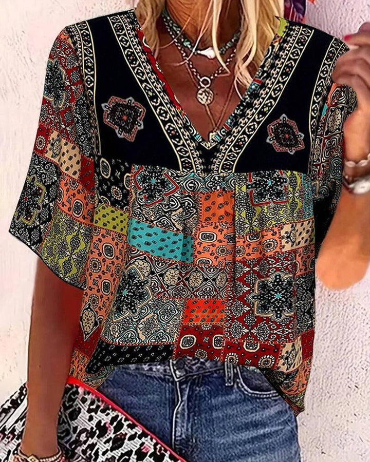 Elegantes Damen Kurzarmshirt mit V-Ausschnitt und modernem Print. Bequemes Oberteil für Casual-Freizeit-Looks.