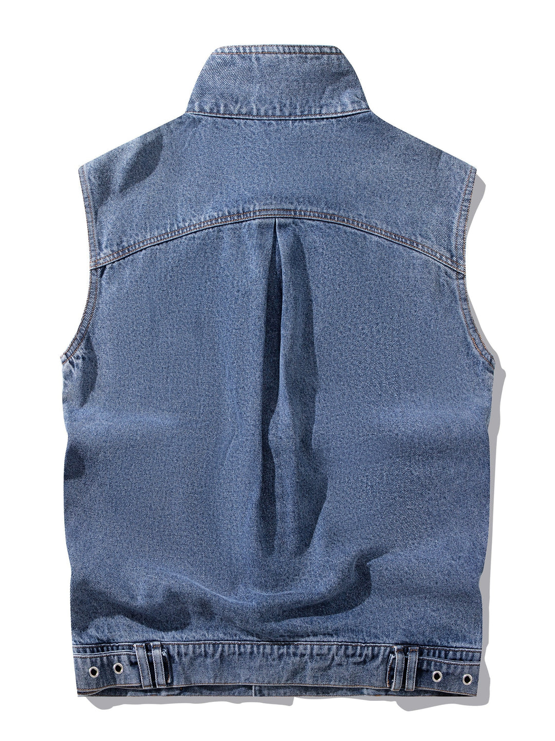 Mann trägt blaue Herren-Jeansweste, ein Statement für urbanen Freizeit-Stil. Perfektes Denim-Piece.