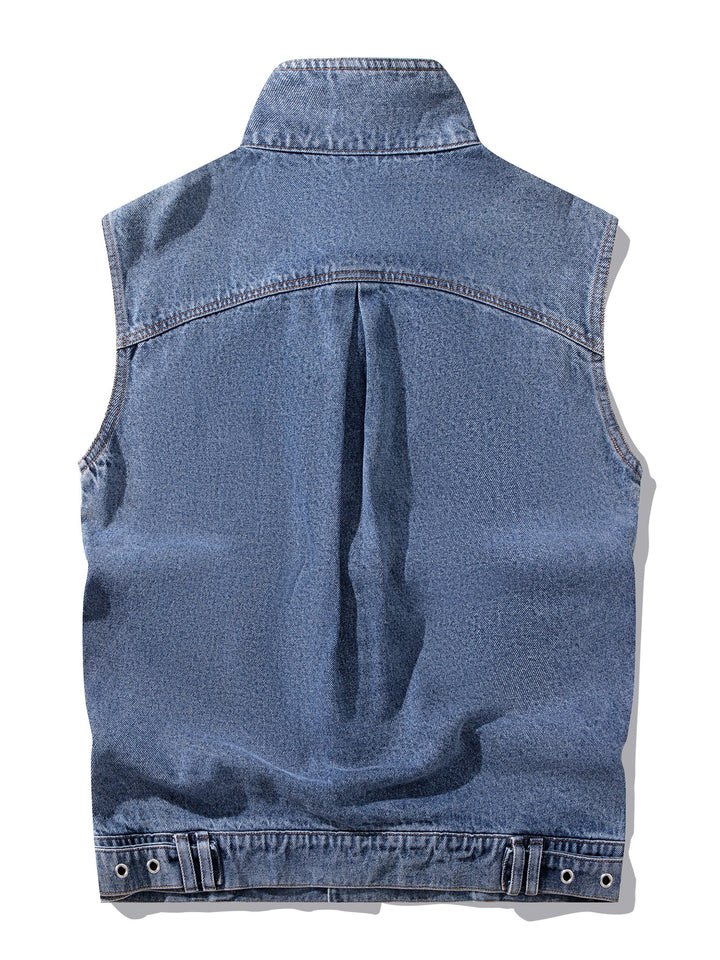 Mann trägt blaue Herren-Jeansweste, ein Statement für urbanen Freizeit-Stil. Perfektes Denim-Piece.