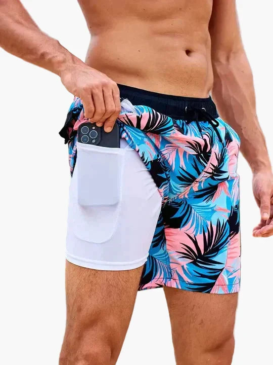 Hochwertige Herren Badeshorts mit Kompressionsshorts für sportliche Aktivitäten. Schnell trocknend & bequem.
