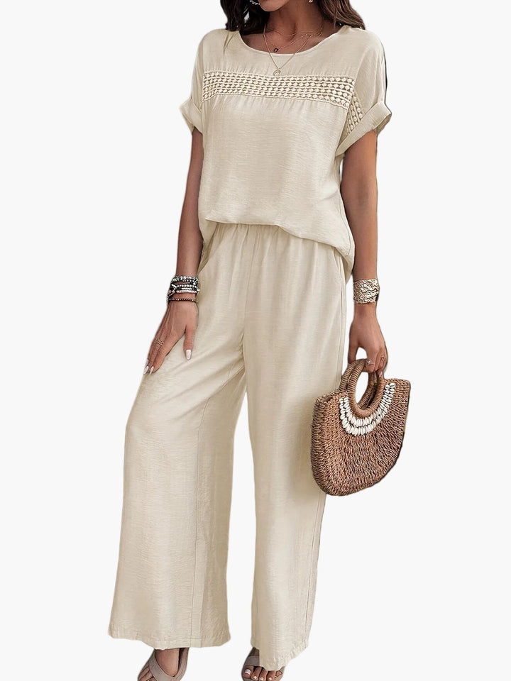 Modischer Damen Jumpsuit für den Sommer. Mit feinen Häkel-Details und bequemem Schnitt. Perfekt für Freizeitmode.
