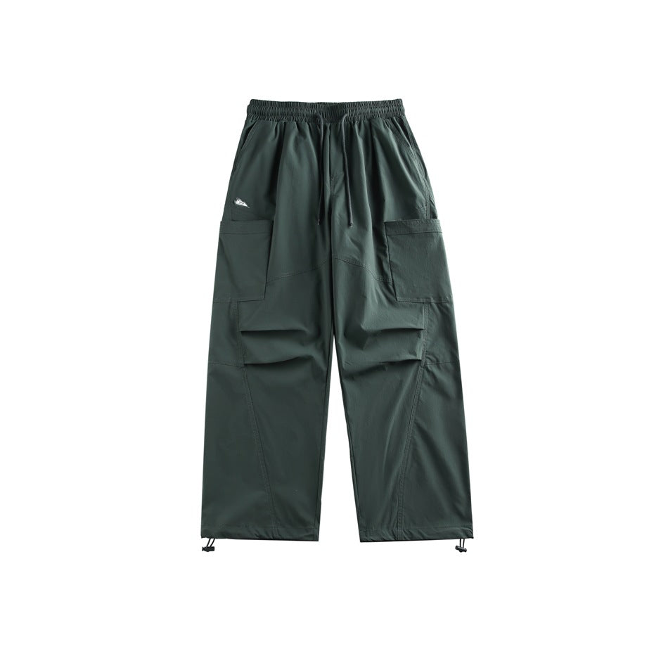 Moderne Herren Fallschirmhose im Retro Look mit lockerem Schnitt, Mid-Rise und Knöchelbündchen.