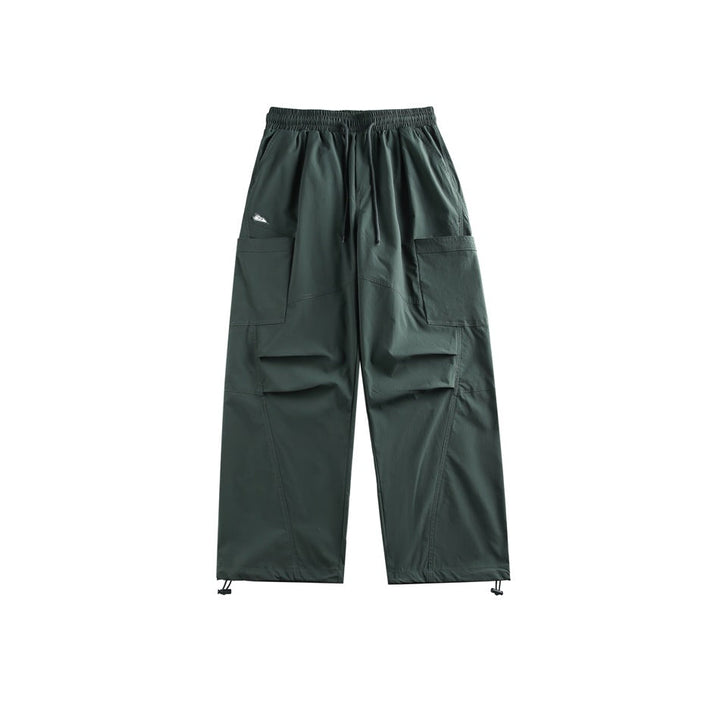 Moderne Herren Fallschirmhose im Retro Look mit lockerem Schnitt, Mid-Rise und Knöchelbündchen.