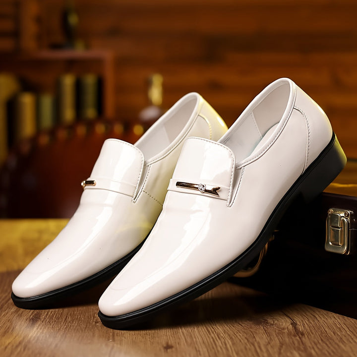 Detail der Absatzsohle der Herren Lackschuhe, robust & elegant für festliche Events & Büroschuhe.
