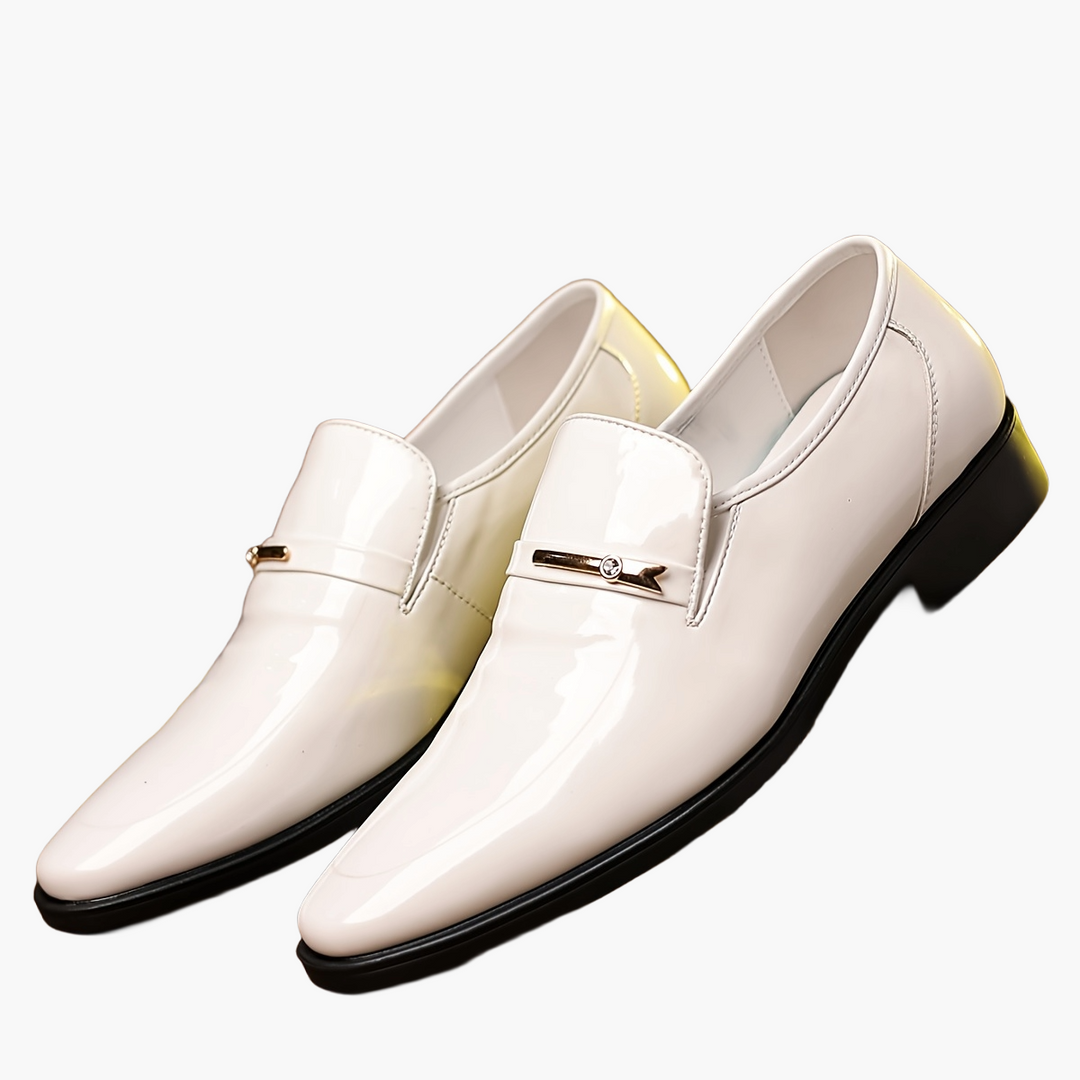 Mehrere elegante Herren Lackschuhe, Business Slipper, präsentiert. Klassische Hochzeits- & Büroschuhe.