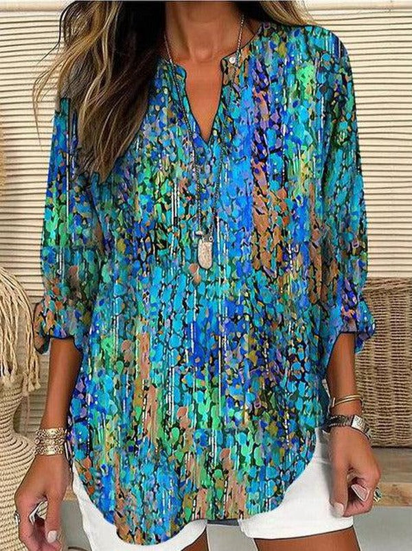 Grünes Damen Langarmshirt mit V-Ausschnitt, Printmuster. Ideal als bequemes Freizeitoberteil & vielseitiger Alltags-Look.