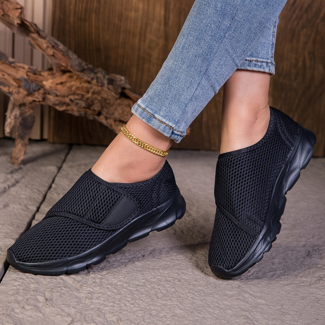 Anpassbare beige Damen Slip-On Sneaker, leichte Sommerschuhe, ideal für Spaziergänge.