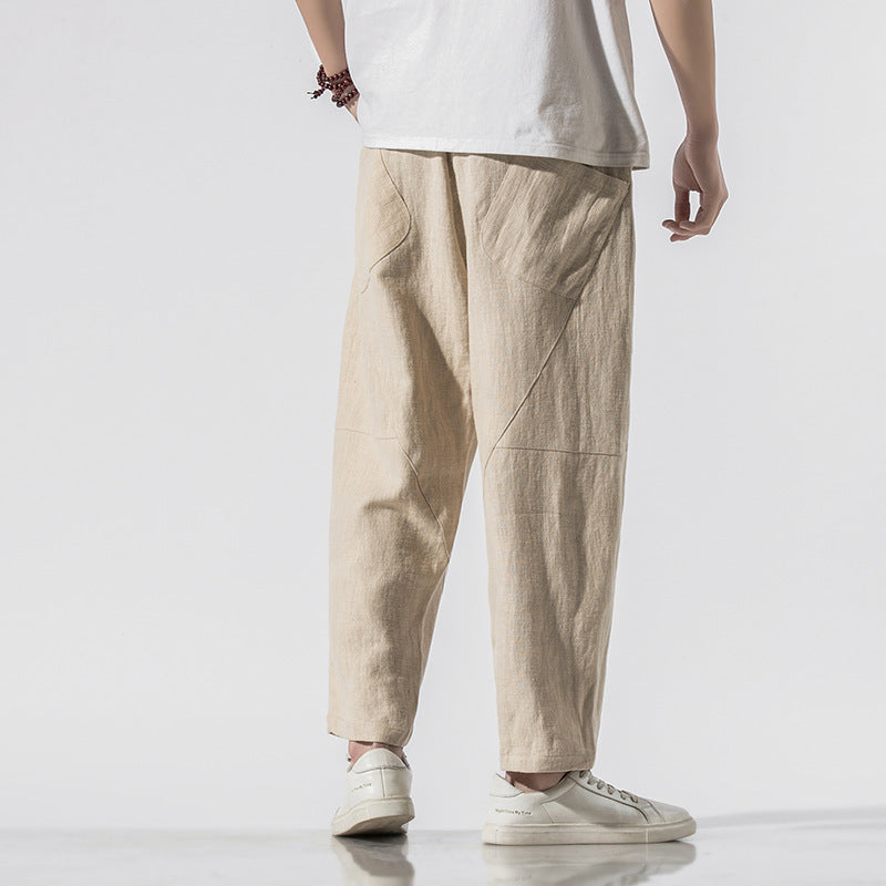 Modell trägt Herren Jogger mit weitem Bein, knöchellang, locker fallend. Ideal für einen lässigen Look.