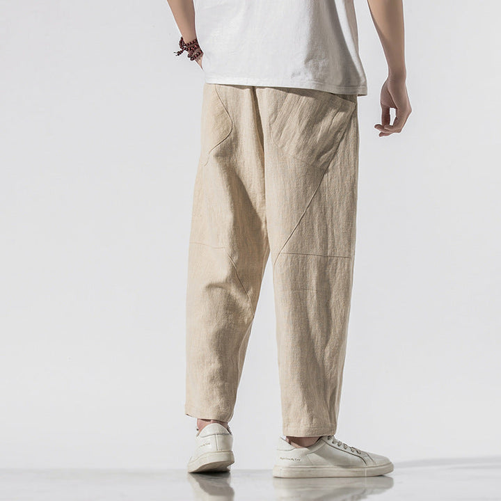 Modell trägt Herren Jogger mit weitem Bein, knöchellang, locker fallend. Ideal für einen lässigen Look.