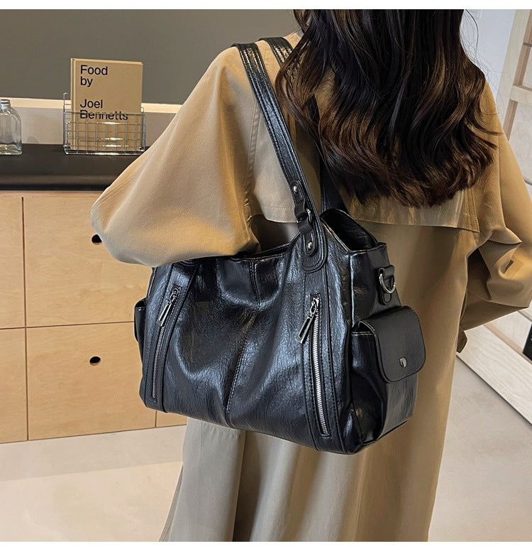 Vielseitige burgunderrote Damen Schultertasche. Praktische Sport- und Reisetasche.