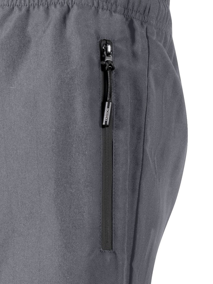 Schwarze Outdoor-Shorts für Herren mit Kordelzug & Reißverschluss. Vielseitig für Sport & Freizeitmode.
