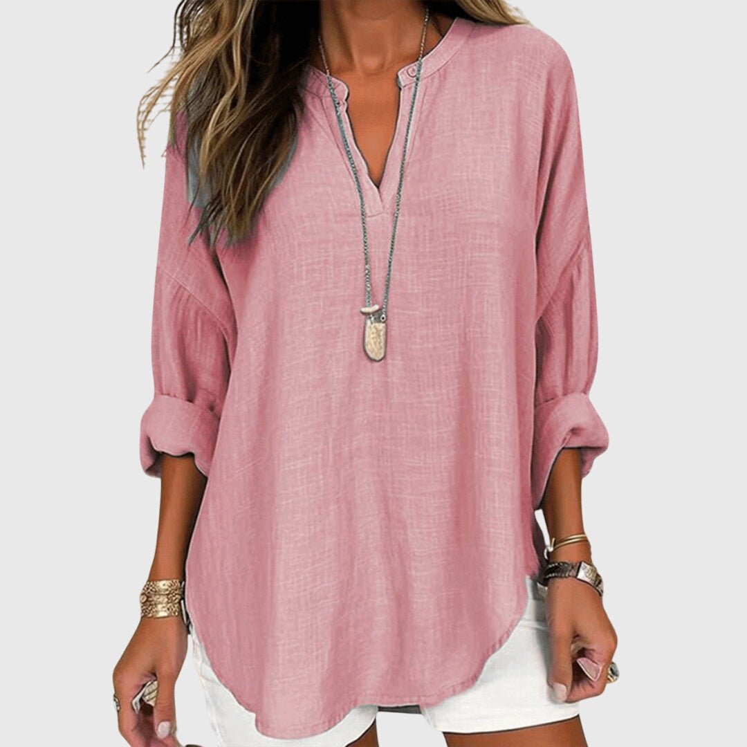 Detailaufnahme der Damen V-Ausschnitt Bluse; elegant und locker für den Sommeralltag.