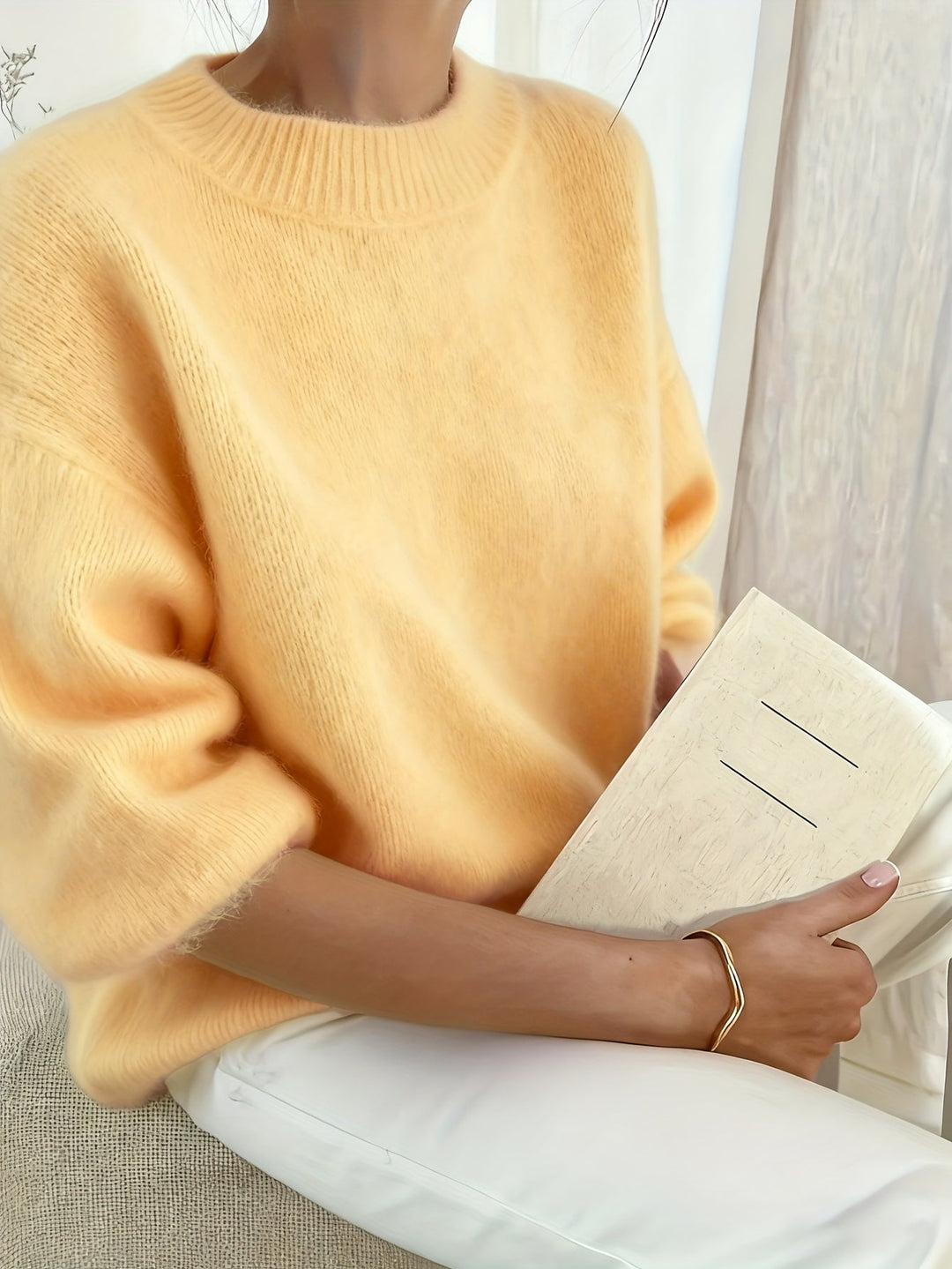 Model trägt beigen flauschigen Oversized Damen Pullover, elegant für Herbst- & Winter-Freizeitmode.
