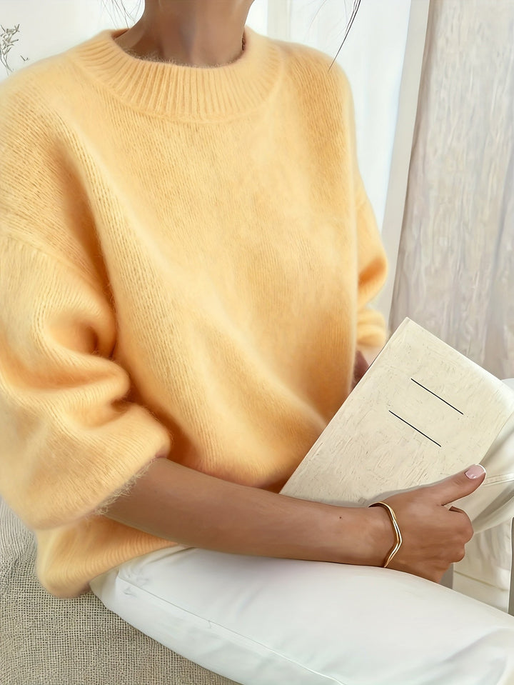 Model trägt beigen flauschigen Oversized Damen Pullover, elegant für Herbst- & Winter-Freizeitmode.