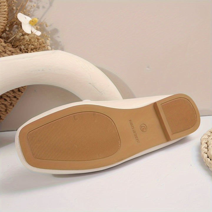 Lässige Leonora Slip-on Pantoletten für Damen, weiß, mit eckiger Spitze und flacher Sohle, ideal für Freizeit.