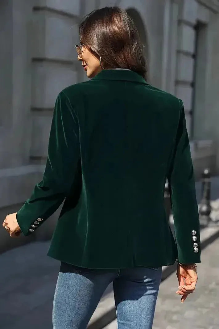 Stylischer blauer Damenblazer, tailliert geschnitten, Seitenansicht der Oberbekleidung.