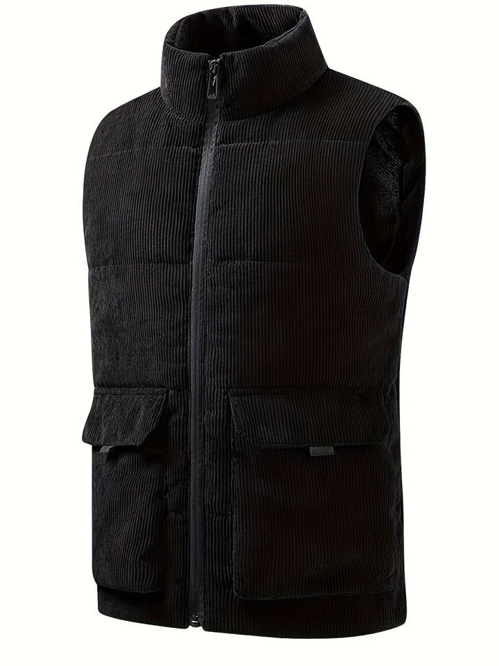 Rückansicht der winddichten, gefütterten Herren Cord Steppweste. Optimal für Freizeit, Outdoor & Herbstmode.