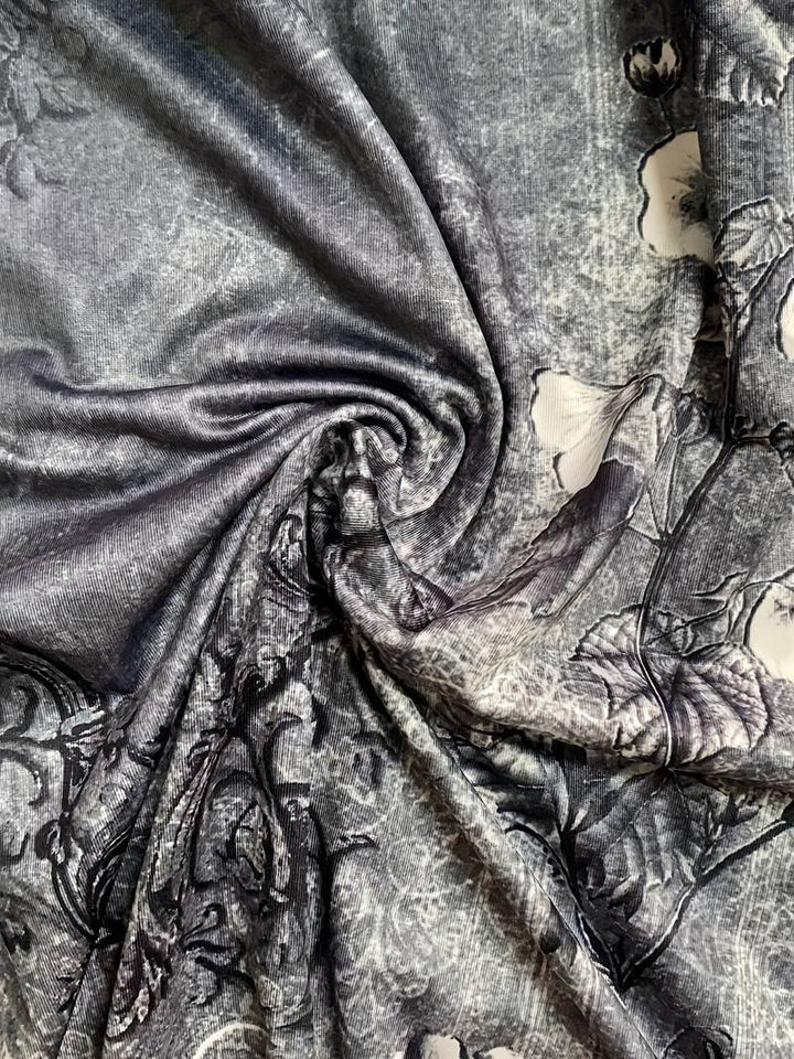 Elegantes ärmelloses Damenkleid mit V-Ausschnitt. Gemustertes kurzes Sommerkleid für Strand & Stadt.